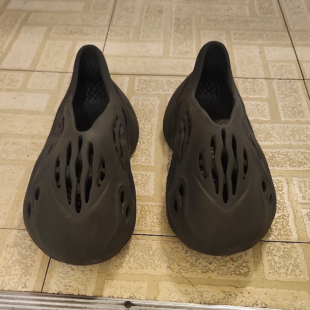 Yeezy Kids Black Slippers - Picture 2 of 2